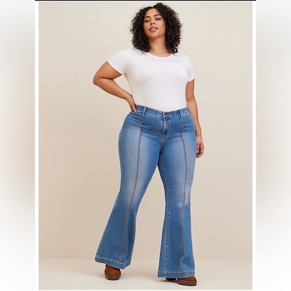 *NWT* Torrid High Rise Flare Jeans - Picture 2 of 5